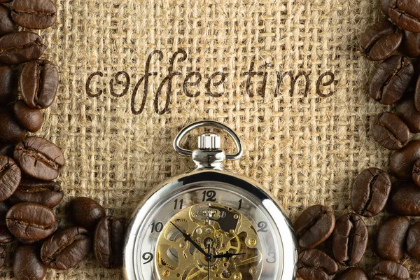 Café fundo de grãos de café torrados e relógio de bolso no gu — Fotografia de Stock