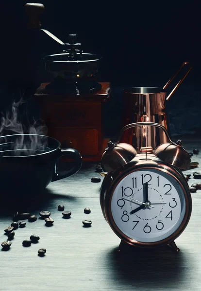 Coffee background of vintage alarm clock at 8 o'clock with a cup — Stock Photo, Image