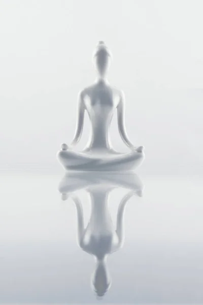 Ioga e meditação isolada no fundo branco — Fotografia de Stock