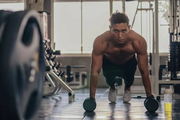 Kaukasier mit Workout für Bodybuilding durch Hochschieben mit — Stockfoto