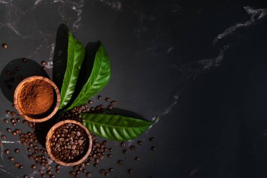 Kahve fonu kavrulmuş kahve çekirdekleri ve topraklanmış kahve fincanı.