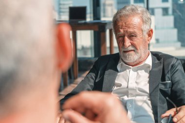 İş elbisesi giymiş kıdemli iş adamının portresi...