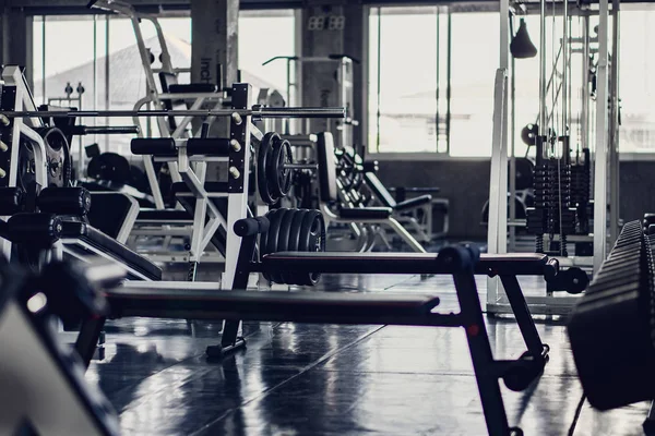 Fundo interior do quarto no ginásio ou centro de fitness totalmente equipar — Fotografia de Stock