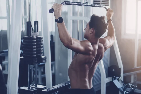 Homem caucasiano na aptidão tendo treino para musculação com a gente — Fotografia de Stock