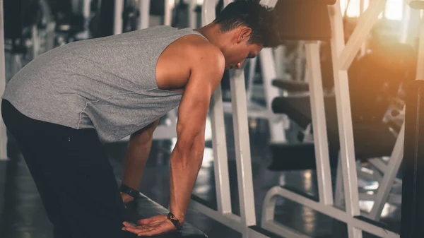 Kaukasische man met armen en handen strekken en lichaam opwarmen — Stockfoto