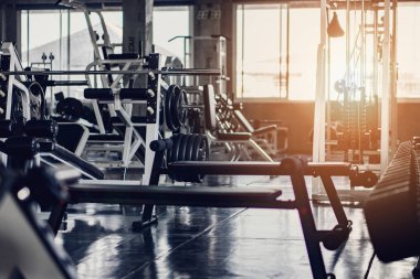 Spor salonundaki ya da spor salonundaki odanın arka planı tam teçhizatlı