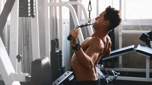 Homem caucasiano na aptidão tendo treino para musculação com a gente — Fotografia de Stock