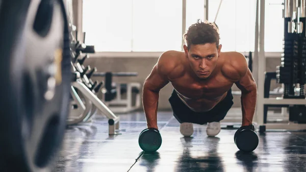 Caucasiano homem tendo treino para musculação, empurrando-se com — Fotografia de Stock