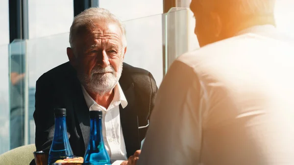 Porträtt av senior affärsman med skägg i kostym havin — Stockfoto