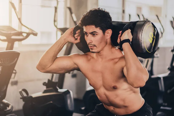 Sporthintergrund kaukasischer junger Mann beim Training im Fitnessstudio — Stockfoto