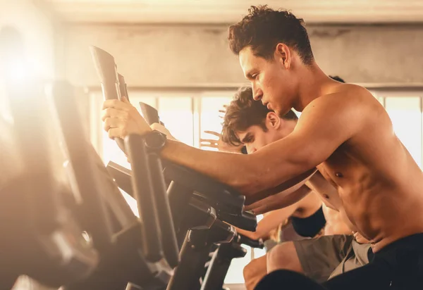 Gruppe von Menschen beim Training mit Laufband-Laufgerät in — Stockfoto