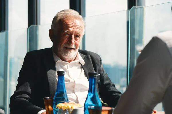 Porträtt av senior affärsman med skägg i kostym havin — Stockfoto