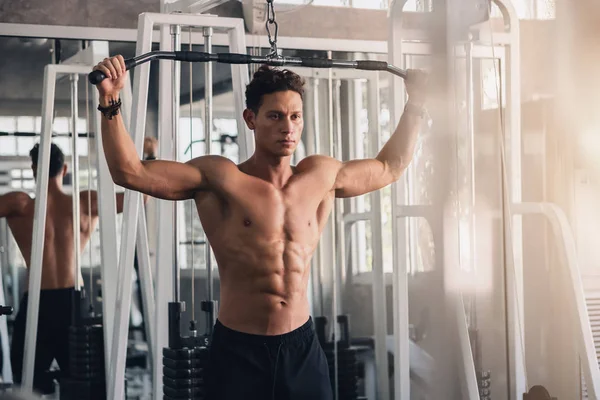 Homem caucasiano na aptidão tendo treino para musculação com a gente — Fotografia de Stock