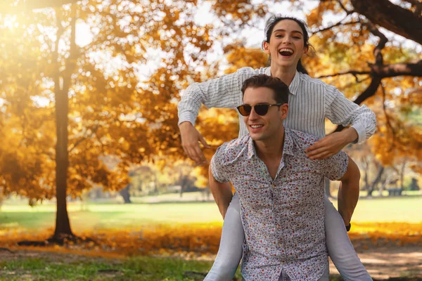 Zwei kaukasische Liebhaberpaar mit romantischen Moment im Park zusammen — Stockfoto