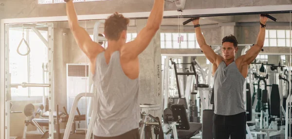 Joven caucásico fuerte hombre teniendo entrenamiento usando horizontal bar f — Foto de Stock