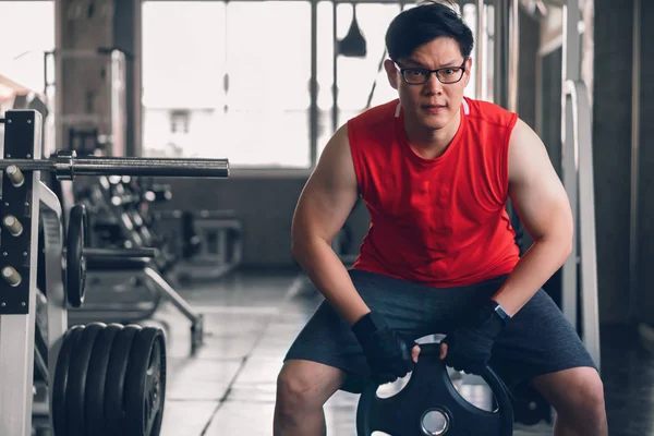 Aziatische sterke man doen oefening met gewichtheffen in sportschool club — Stockfoto