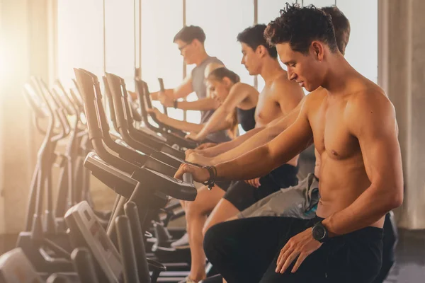 Groep mensen met workout met loopband loopmachine in — Stockfoto