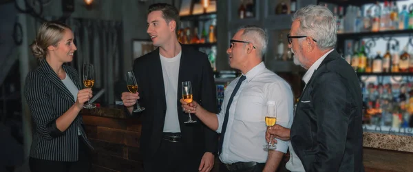 Affärsbakgrund affärsfolk med glas vin i han — Stockfoto