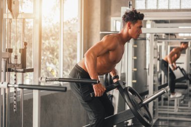 Beyaz erkek spor salonunda antrenman yapıyor.