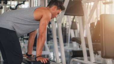 Kolları ve elleri esneyen, vücudu ısınan beyaz bir adam. 