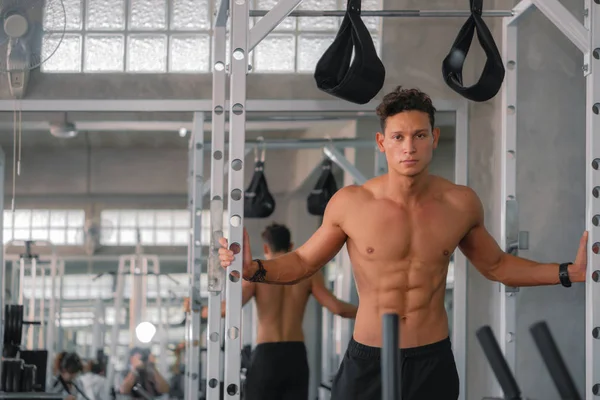 Caucásico joven relajante después de hacer ejercicio en el gimnasio — Foto de Stock