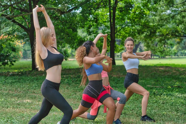 Amigas haciendo ejercicio juntas en el parque —  Fotos de Stock