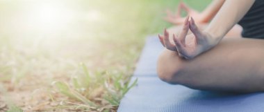 Elleri yakın çekim yoga lotusu pozu veriyor.