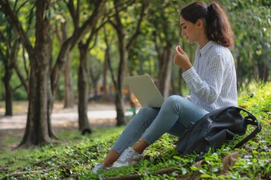 Genç Kafkasyalı üniversite öğrencisi ya da iş kadını unde oturan