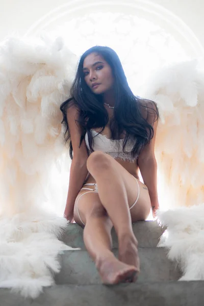Portré szexi nő angyal jelmez fehér szárnyak fron — Stock Fotó