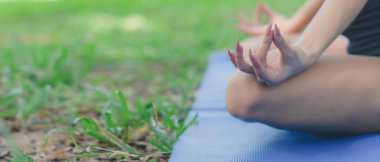 Elleri yakın çekim yoga lotusu pozu veriyor.