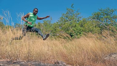 Afrika kökenli Amerikalı bir adam Natura 'da koşuyor.