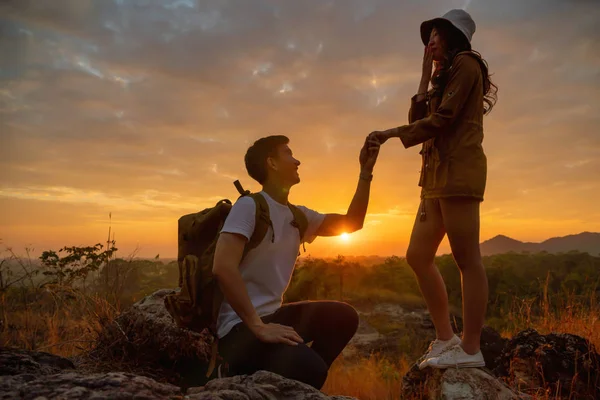 Silhouette und weich fokussiert von Mann mit Verlobung pro verheiratet — Stockfoto