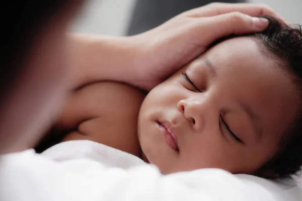 Portret van slapen Afrikaans amerikaans baby meisje met moeder — Stockfoto