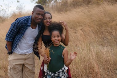 Afro-Amerikan ailesi, baba, anne ve kız eğleniyor. 