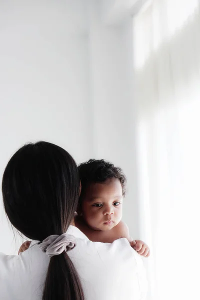 Asyalı anne ve siyah melez kızının portresi — Stok fotoğraf
