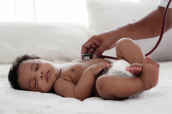 Afrikalı Amerikalı bebek steteskopla sağlık kontrolünden geçiyor. — Stok fotoğraf