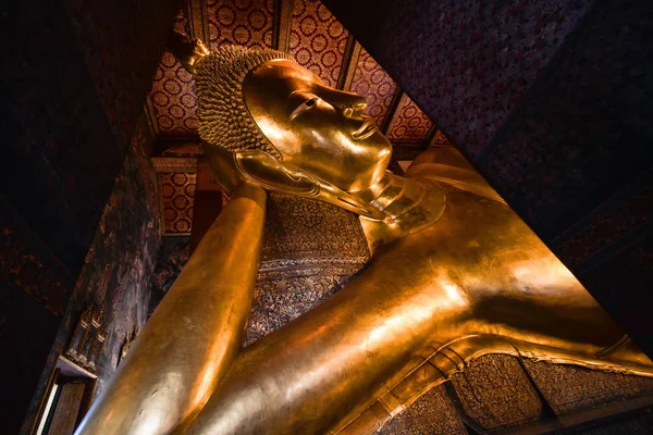 Διάσημο χρυσό ανακλινόμενο άγαλμα του Βούδα στο Wat Pho Bangkok Thailan — Φωτογραφία Αρχείου