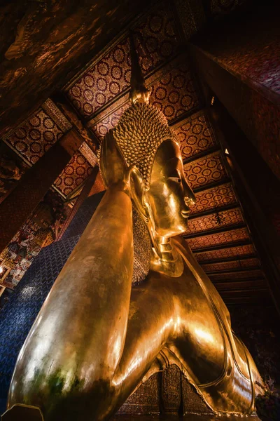 Διάσημο χρυσό ανακλινόμενο άγαλμα του Βούδα στο Wat Pho Bangkok Thailan — Φωτογραφία Αρχείου