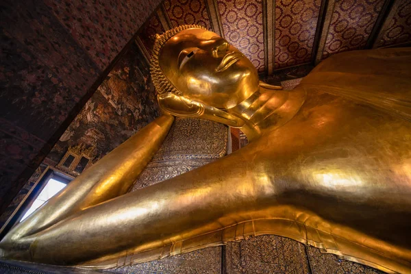 Famosa estatua de buda reclinable dorada en wat pho bangjalá thailan —  Fotos de Stock