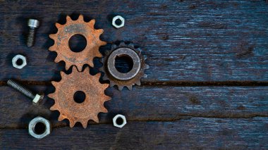 Fındık, cıvata ve eski ahşap teçhizatın endüstriyel vites arka planı