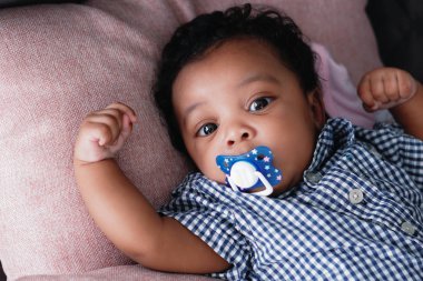 Afrikalı-Amerikalı bebek kız portresi