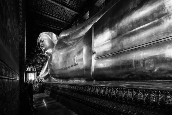 Famosa statua dorata reclinabile buddha a wat pho bangascar thailan — Foto Stock