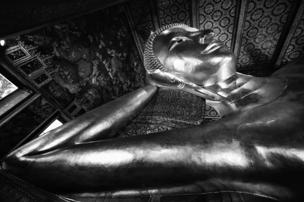 Famosa estatua de buda reclinable dorada en wat pho bangjalá thailan —  Fotos de Stock