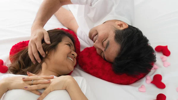 Aziatische volwassen paar gelukkig met romantisch moment samen onder bl — Stockfoto
