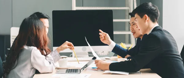 Biznesmeni odbywający rozmowy biznesowe w biurze — Zdjęcie stockowe
