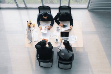 Dört iş adamı ofiste toplanıyor.