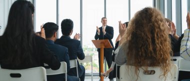 İş semineri veren iş adamlarının iş geçmişi...