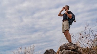 Kafkas yürüyüşçüleri dağ zirvesine doğru yürüyüş yapıyor ve dinleniyor. 