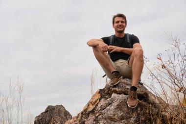 Kafkas yürüyüşçüleri dağ zirvesine doğru yürüyüş yapıyor ve dinleniyor. 