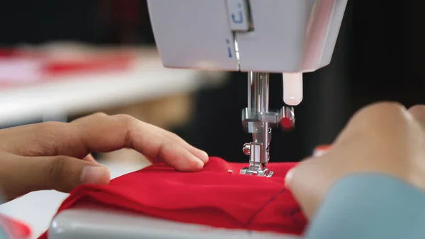 Naaimachine voor het bewerken van rode stof met handen van dres — Stockfoto